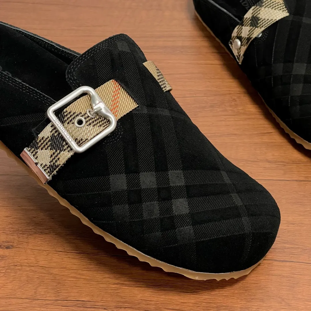 P380 Burberry's new men's checkered leather Urchin half-flop. This half-flop sandal is made of soft suede cowhide with signature embossing on the upper. It is fully lined with cowhide and has an adjustable B-shaped buckle strap. It is decorated with the signature sand-colored Burberry check pattern of jacquard worsted. The upper wraps around the midsole and is paired with a sole made of the same upper material with an embossed logo on the heel and a wavy rubber outsole embellished with the Burberry lettering. Fashionable and casual! Comes with full set of original packaging dust bag! Code number: 39-40-41-42-43-44 standard code (38/45 can be customized and returns and exchanges are not supported) No. 012